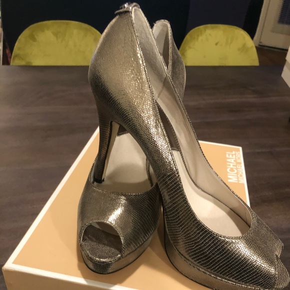 NIB Michael Kors platinum platform peep toe pumps - Picture 7 of 8